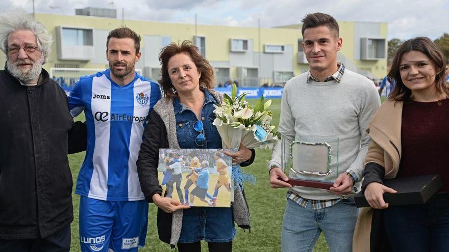 Marc Pedraza, con su hermana y su madre en el homenaje del Atlético Baleares a su padre en febrero pasado.