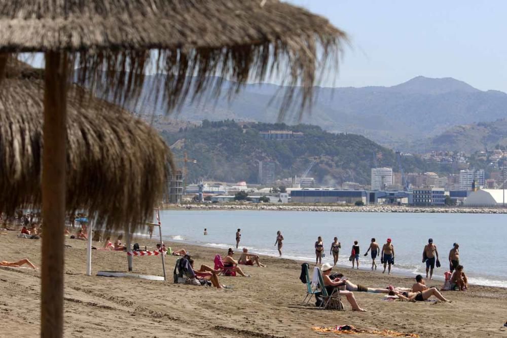 Los malagueños se lanzan a la playa