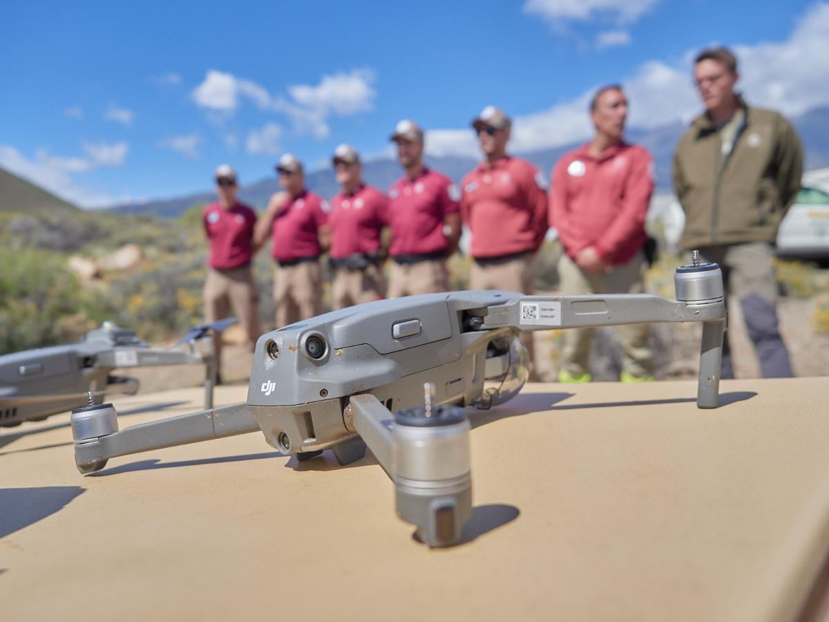 Detalle de un dron con los agentes de Medio Ambiente del Cabildo detrás