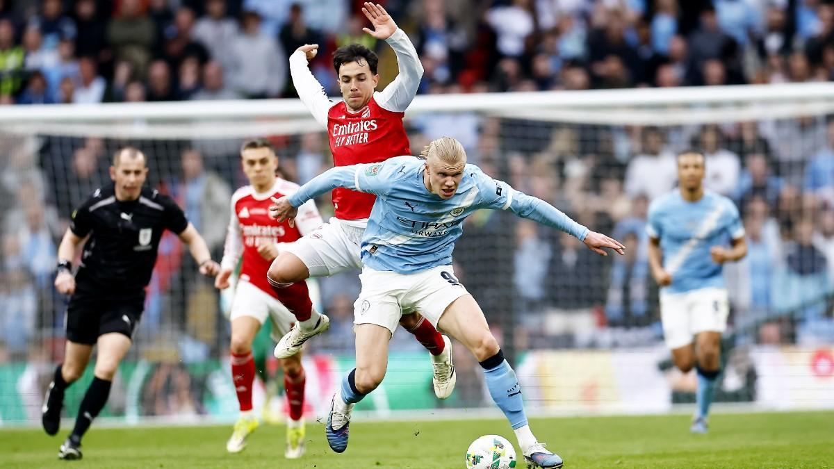 Zubimendi intenta frenar una cabalgada de Haaland en el Arsenal-City