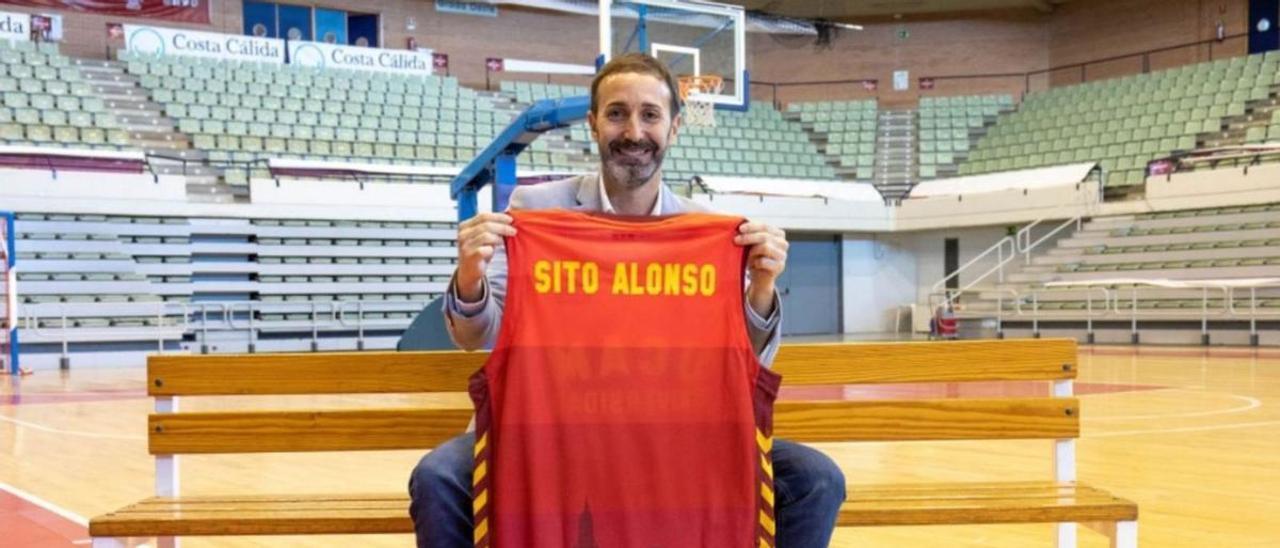 Sito Alonso, entrenador del UCAM Murcia CB, ayer en el Palacio de los Deportes.  | PRENSA UCAM CB