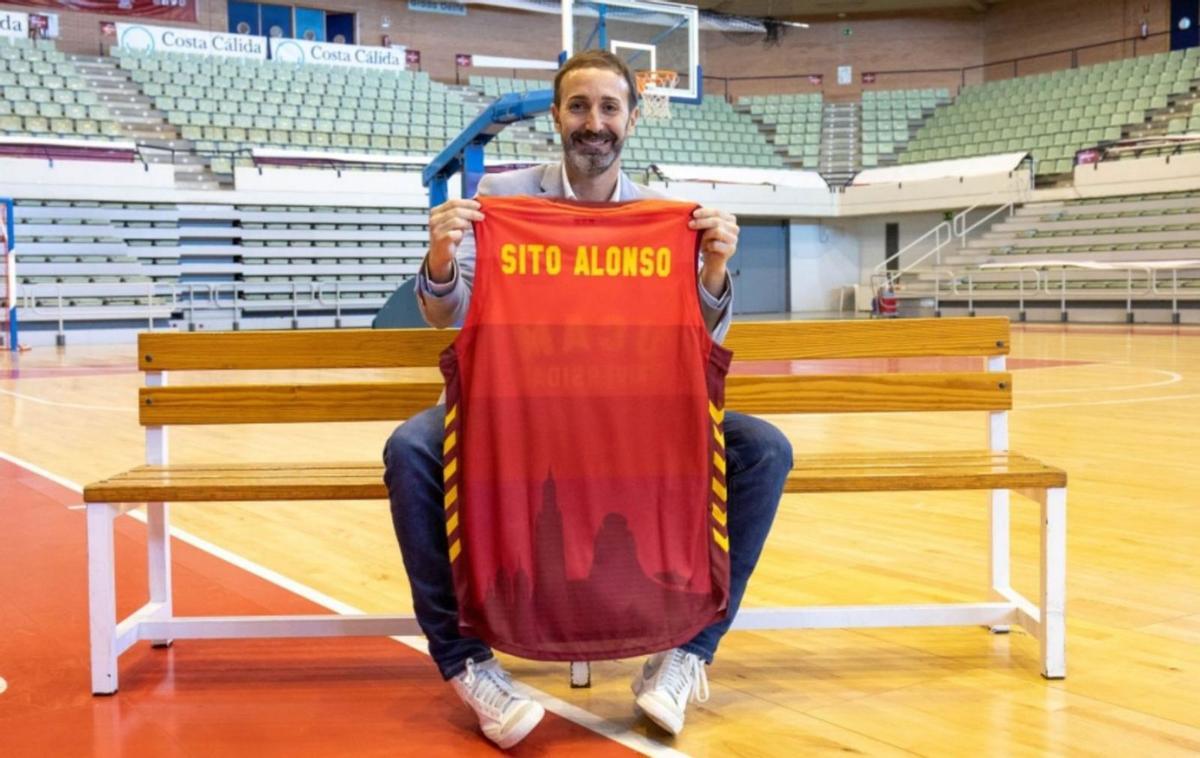 Sito Alonso, entrenador del UCAM Murcia CB, ayer en el Palacio de los Deportes.  | PRENSA UCAM CB