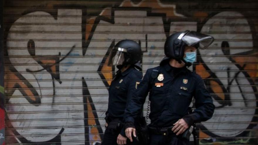 Alertan de un falso apuñalamiento y reciben a la Policía a botellazos en València