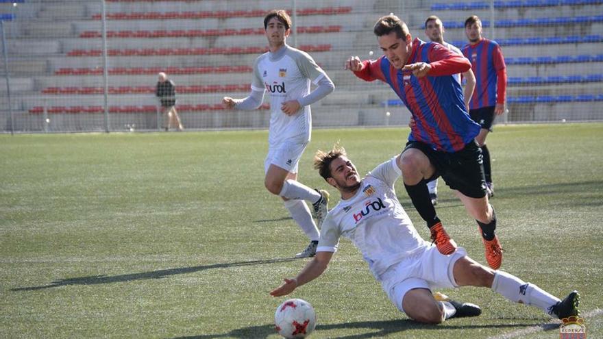 Miguel Sánchez durante un partido con el Eldense.