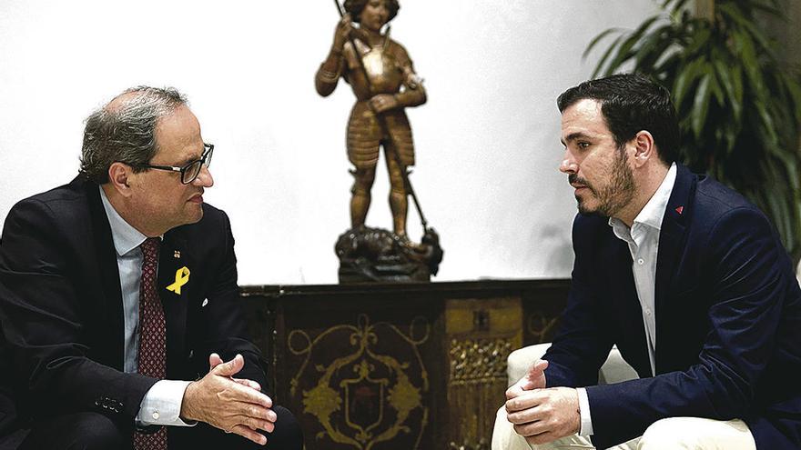 Torra, con el líder de IU, Alberto Garzón, durante la reunión que mantuvieron ayer en el Palacio de la Generalitat.  // Efe