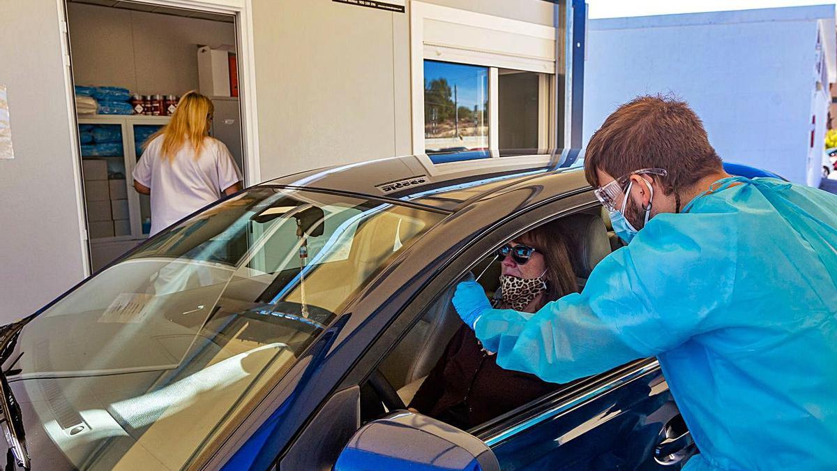 Toma de muestras para una prueba de coronavirus en un centro de salud de la provincia.