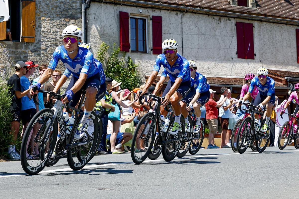 El Movistar, en el pelotón del Tour.