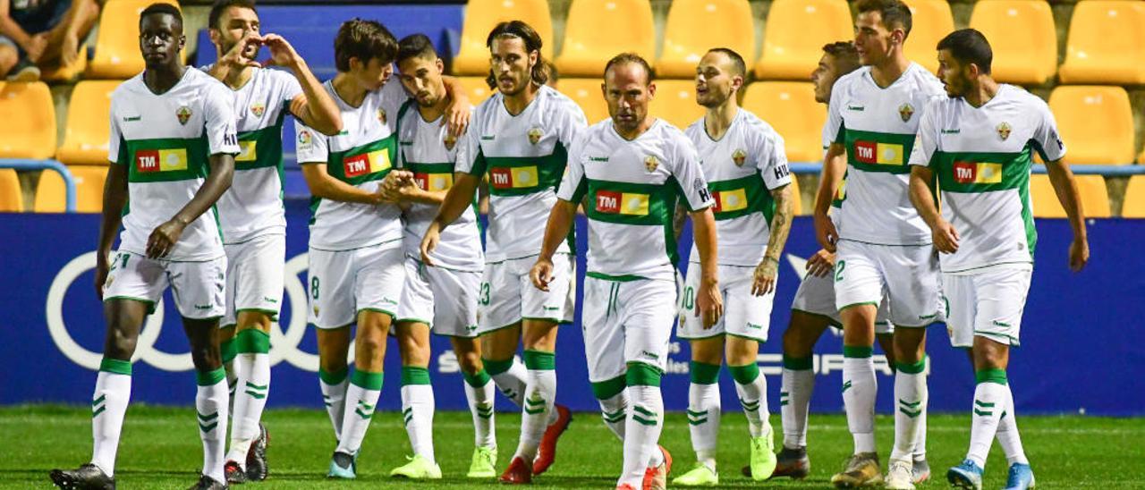 Los jugadores del Elche celebran el segundo gol que dio la victoria en Alcorcón.