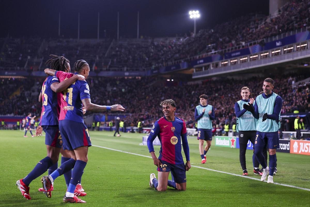 Los jugadores del Barça celebran el gol de Lamine Yamal