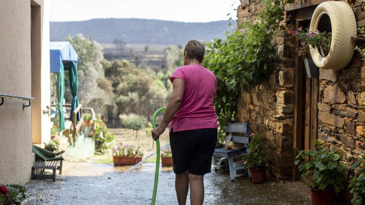 Los vecinos de Ferreras de Abajo regresan tras el infierno: “No ha quedado nada sin quemar”