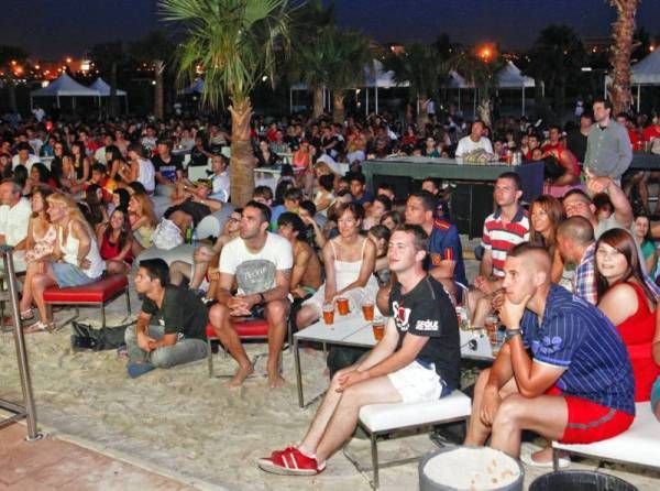 Cientos de personas festejan en Las Playas el pase a semifinales