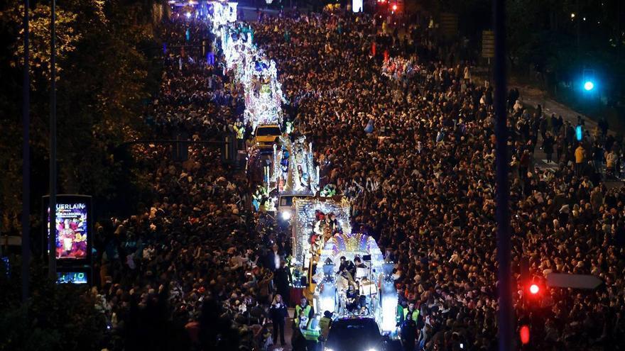 Vista aérea de la Cabalgata de Reyes Magos de 2025 por las calles de Córdoba. | MANUEL MURILLO