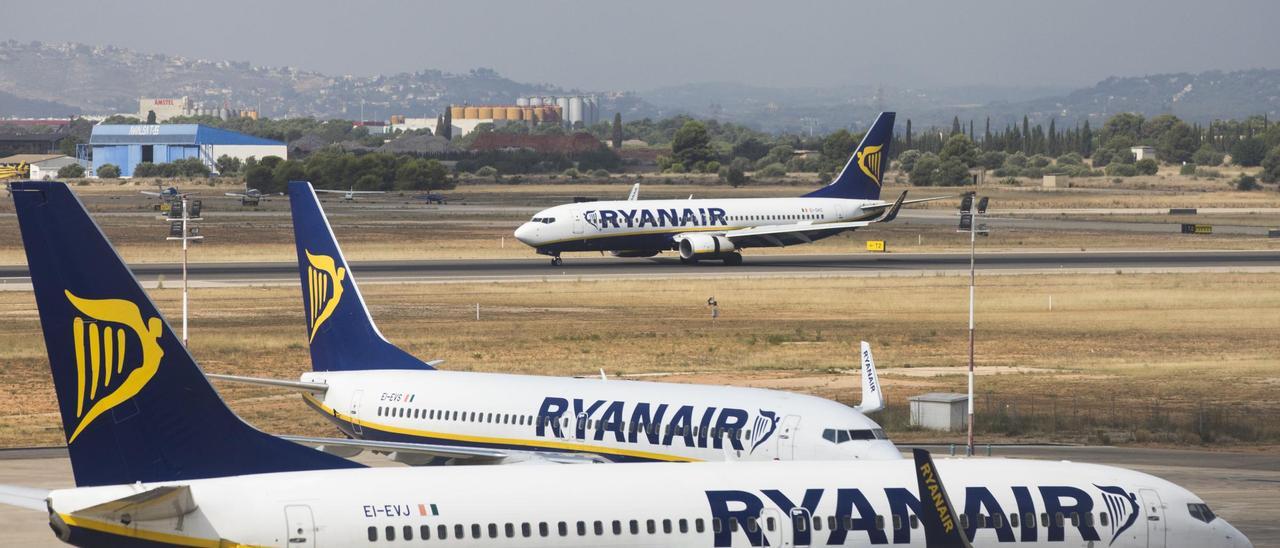 Aviones de Ryanair en el aeropuerto de Valencia, en una imagen de archivo.