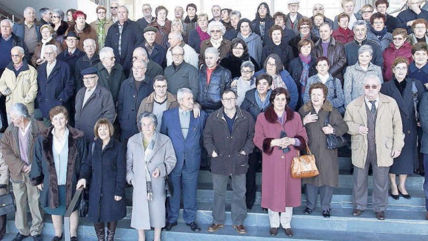 Foto de familia de los extrabajadores del Grupo Mar en su visita al Auditorio 18 años después del cierre de la factoría.  // Fotos: R. Grobas