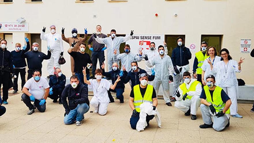 Buena parte de los voluntarios celebran que las habitaciones están prácticamente montadas.