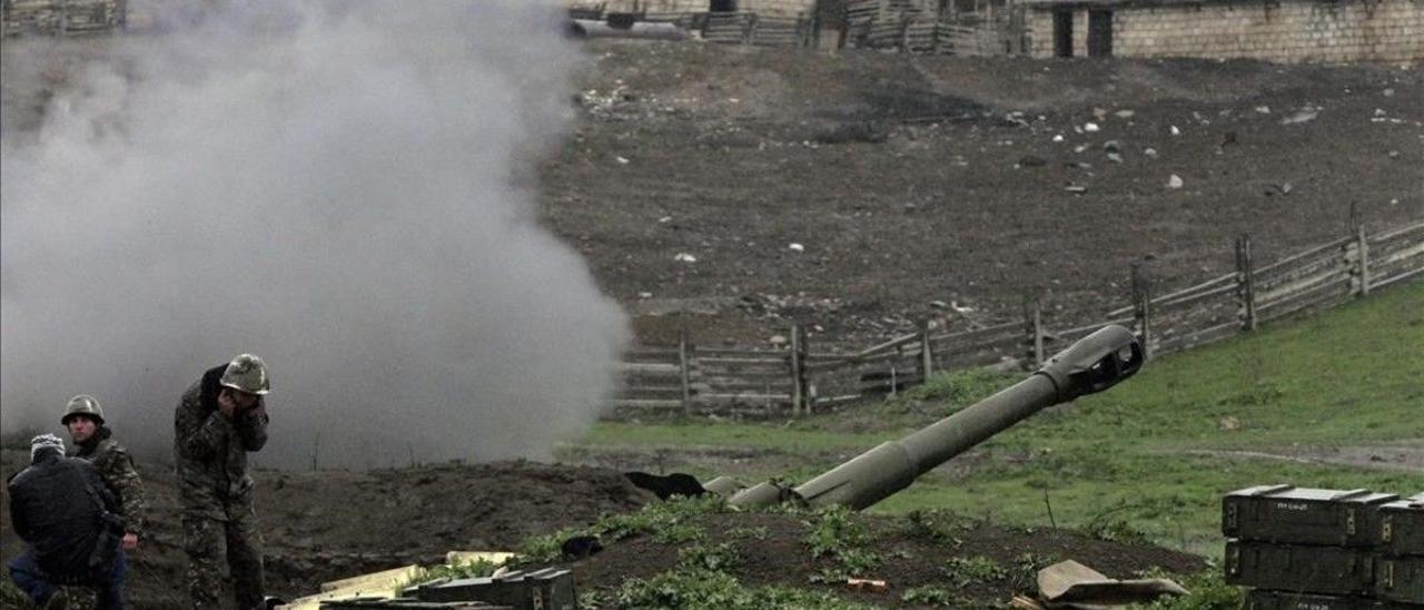 Artilleria de autodefensa en Nagorno-Karabakh.