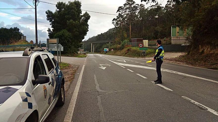 Un control de la Policía Local en la zona del Alto da Portela.   | // PB