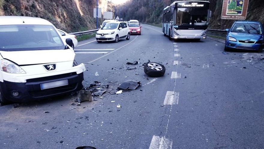 Tres heridos leves en una colisión múltiple en Vilaboa