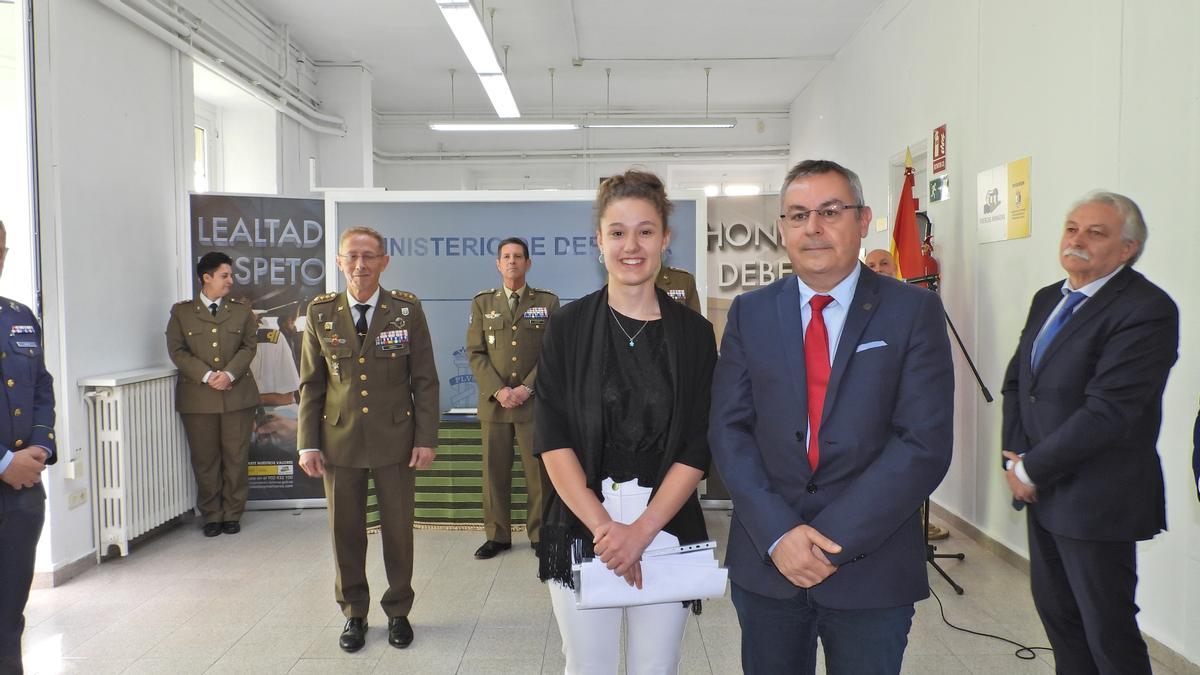 Zaida Álvarez, de 4º de ESO del colegio Sagrado Corazón de Celanova, recibió el premio del certamen Carta a un militar español.