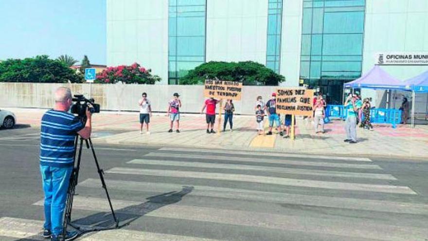 Diez operarios despedidos de Limpieza protestan seis horas frente al Consistorio