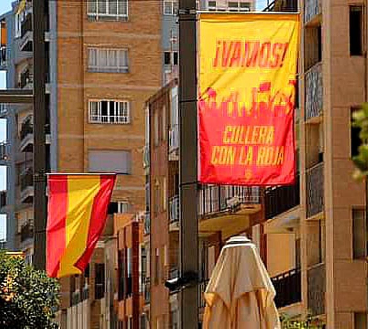 Banderolas instaladas en Cullera con motivo de la final de la Eurocopa.