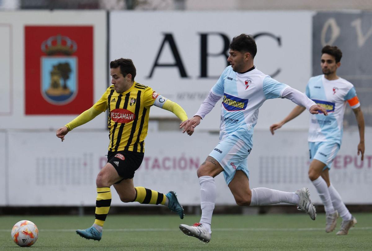 Carlitos fue una pesadilla para la defensa del Arosa en los primeros veinte minutos. |  // ALBA VILLAR