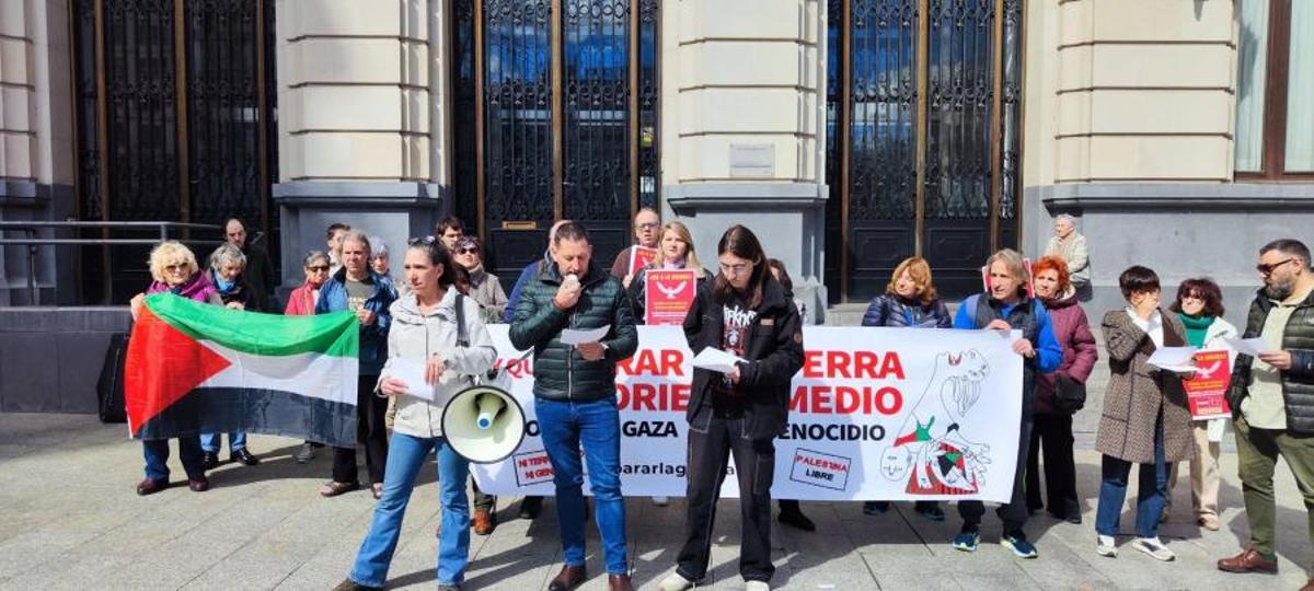 El portavoz adjunto del grupo parlamentario socialista en las Cortes de Aragón, Jesús Morales, en una momento de la lectura del manifiesto durante la concentración contra la guerra en Oriente Medio celebrada este sábado en Zaragoza.. Jesús Morales, Óscar Galeano y Lola Ranera han participado en una concentración para reclamar el fin del conflicto en Oriente Medio.
