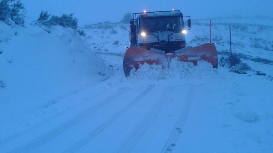 Quitanieves en una carretera de Lugo.