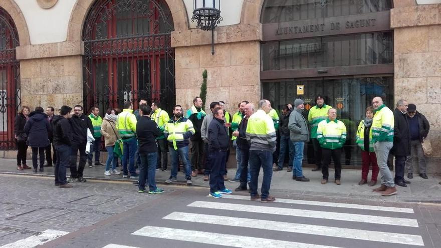 Trabajadores de Lafarge esperan respuestas en el pleno