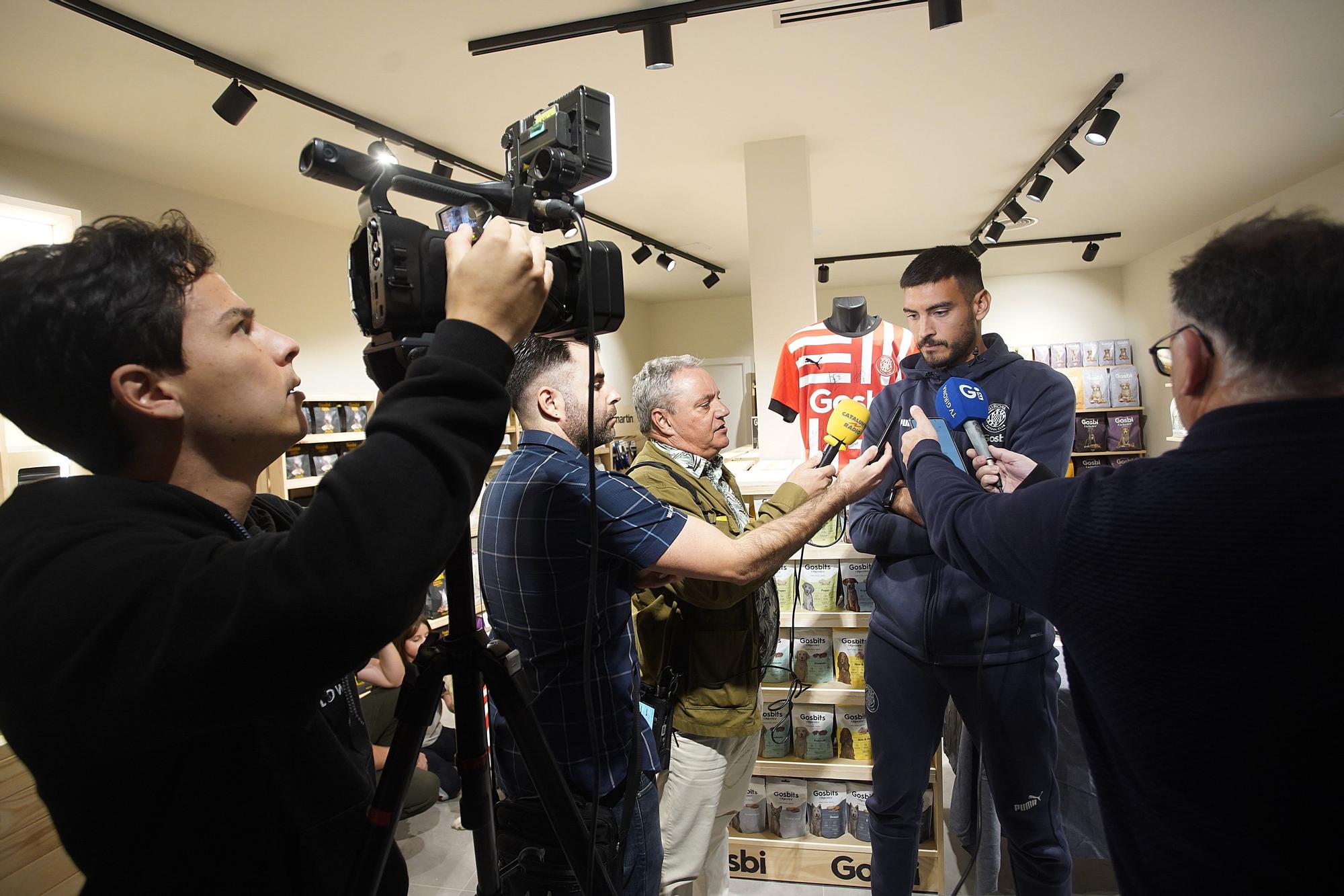 Comunió entre jugadors i aficionats a la nova botiga Gosbi de Girona