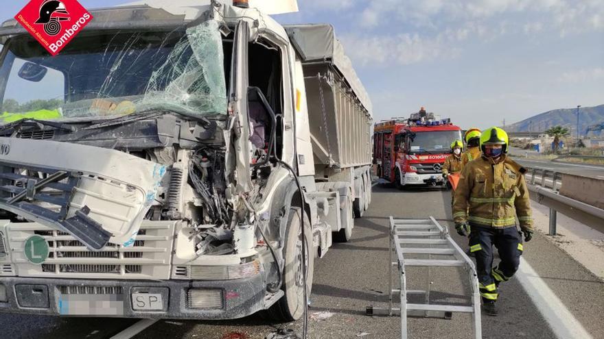 Los bomberos han excarcelado al conductor atrapado en la cabina.