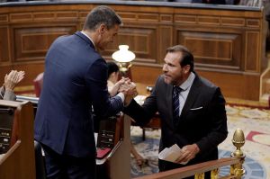 Óscar Puente reprocha a Feijóo que haya utilizado de manera desleal la corona