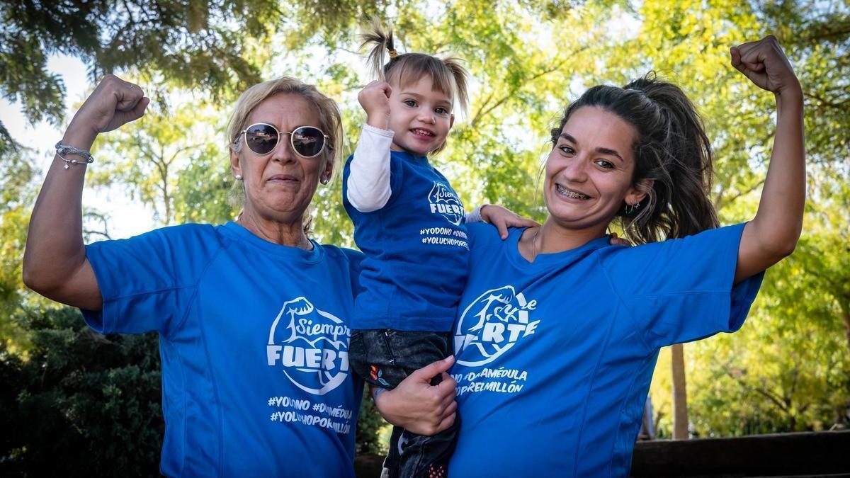 Ana Serra, su nieta y su hija Belén hacen el gesto que acompaña al lema ‘Siempre fuerte’.