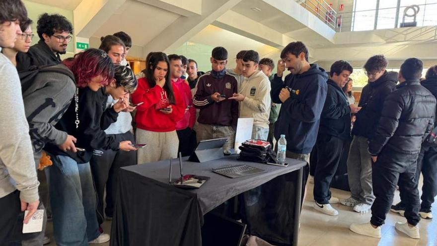 Emprendedores y alumnos, interactuando en los stands. | S.Á.
