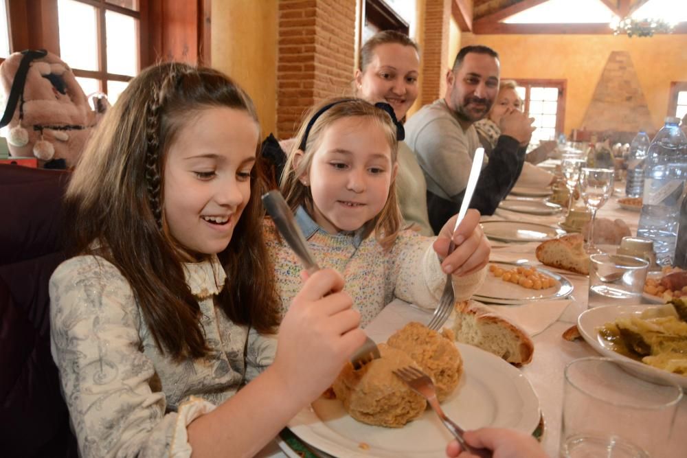 Éxito rotundo de la X Festa do Petote con 800 raciones