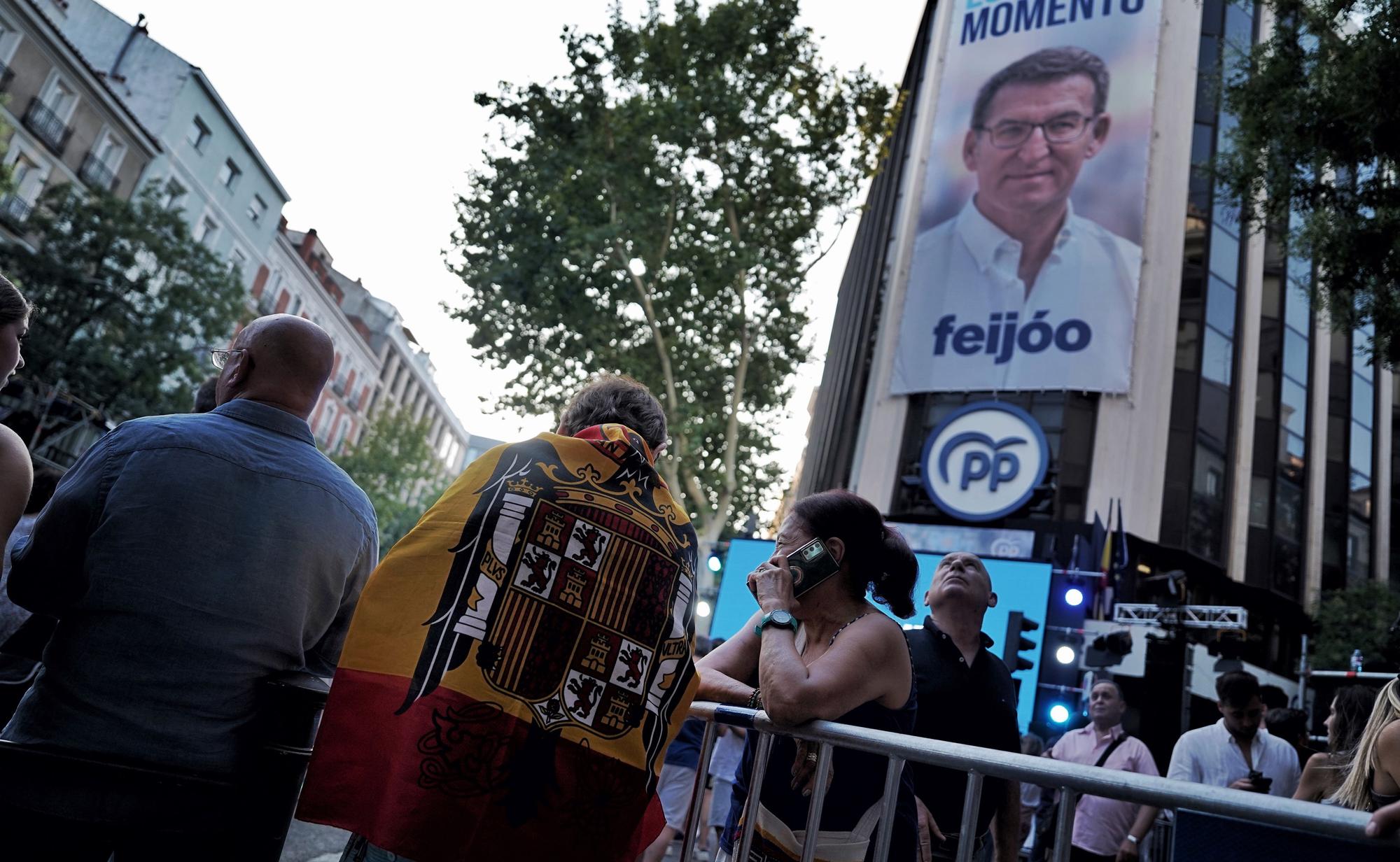 Ambiente en las sedes del PP y PSOE en la noche electoral, en imágenes