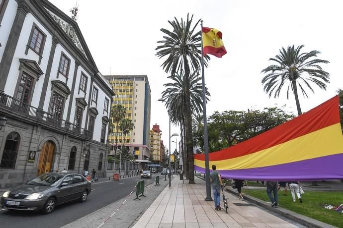 17-07-19 CANARIAS Y ECONOMIA. PARQUE DE SAN TELMO. LAS PALMAS DE GRAN CANARIA. Manifestacion, concentracion y despliegue de la bandera republicana delante del Palacio Militar. Fotos: Juan Castro.  | 17/07/2019 | Fotógrafo: Juan Carlos Castro