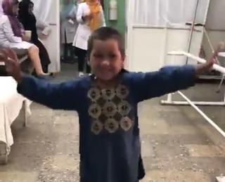 La felicidad de un niño al recibir una pierna ortopédica en Afganistán