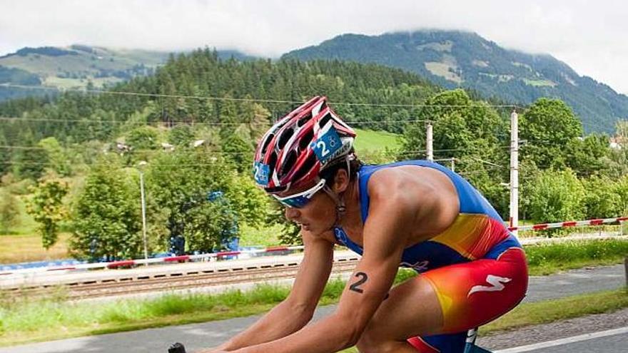 Noya sobre la bicicleta en el tramo de ciclismo, que en Kitzbühel fue de 43,7 kilómetros. / juergen feichter