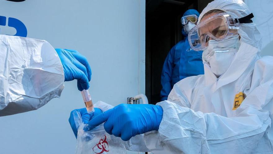 Un grupo de sanitarios realiza test a motoristas.