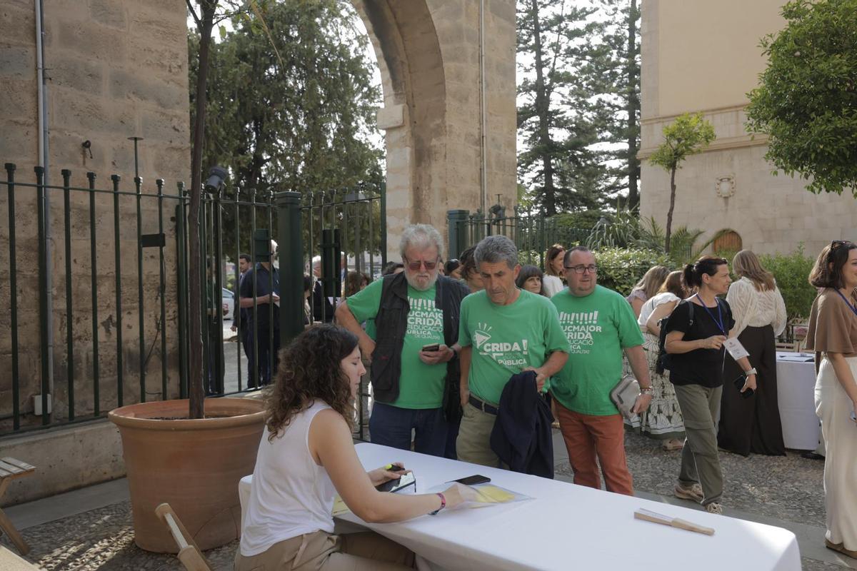 Camisetas verdes se plantan en un acto de Prohens para protestar contra el acuerdo entre PP y Vox