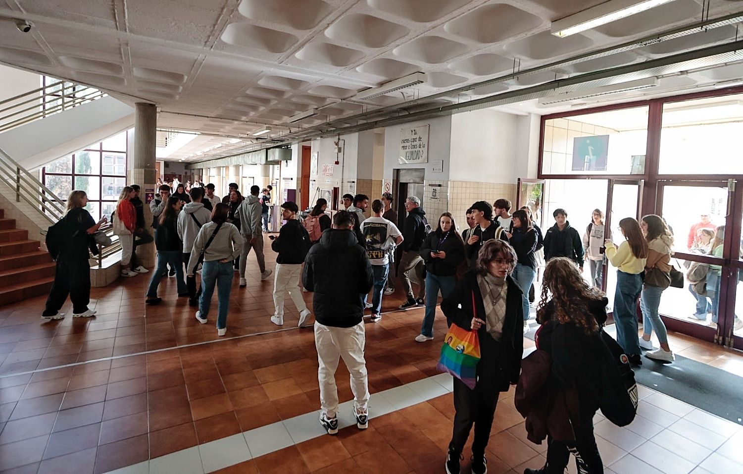 Decenas de alumnos en el Aulario General del Campus Guajara