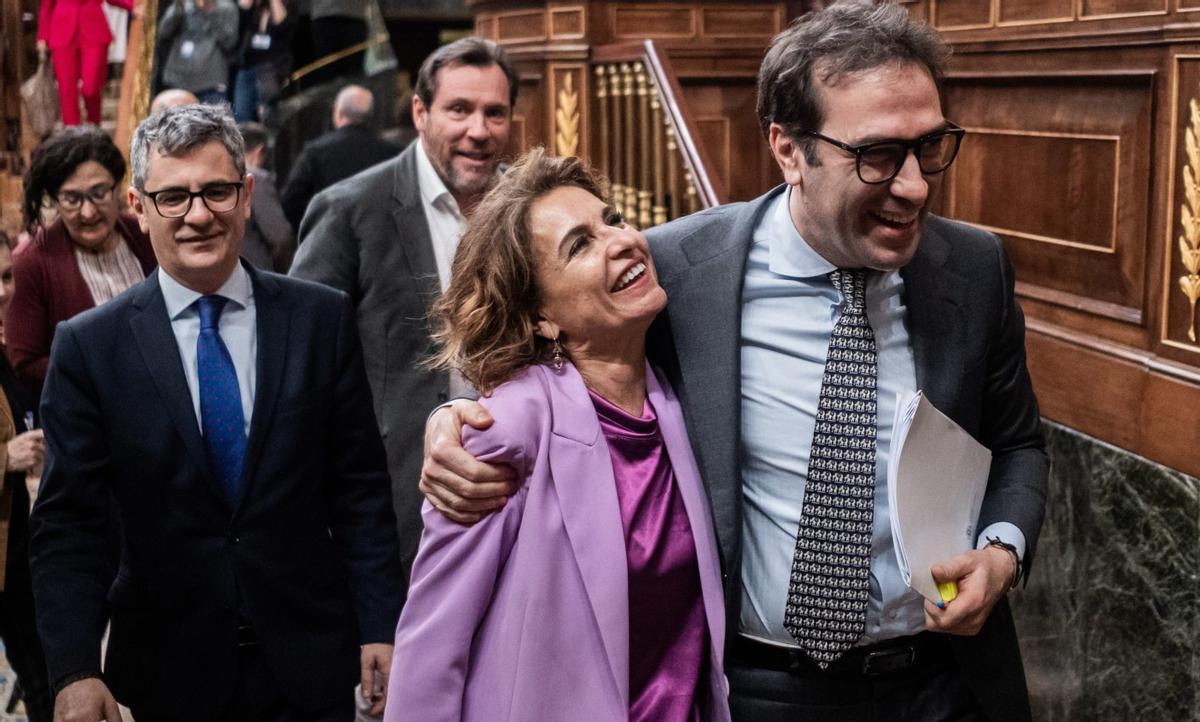 María Jesús Montero y Carlos Cuerpo, a su salida de una sesión plenaria, esta semana.   | CÉSAR VALLEJO RODRÍGUEZ / EUROPA PRESS