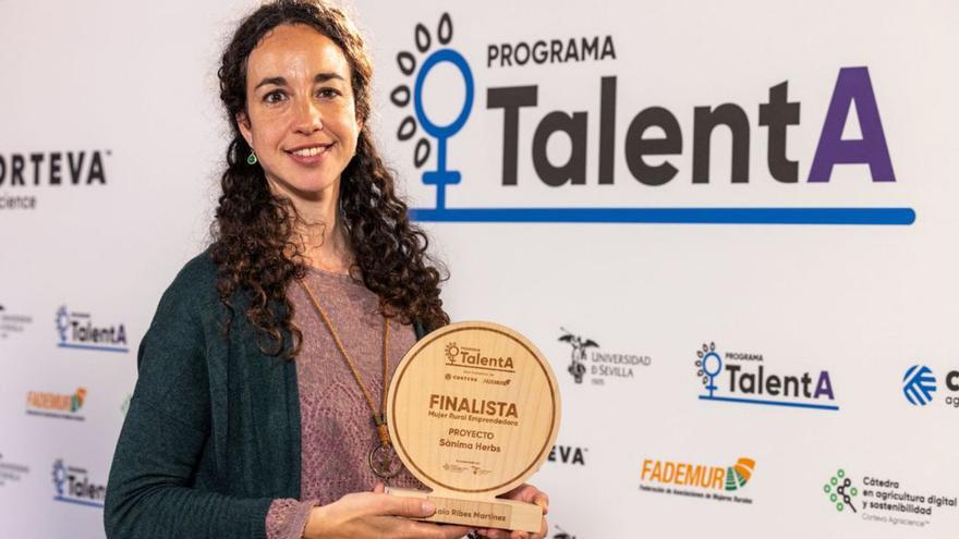 Laia Ribes, con el premio como finalista de TalentA. | FADEMUR