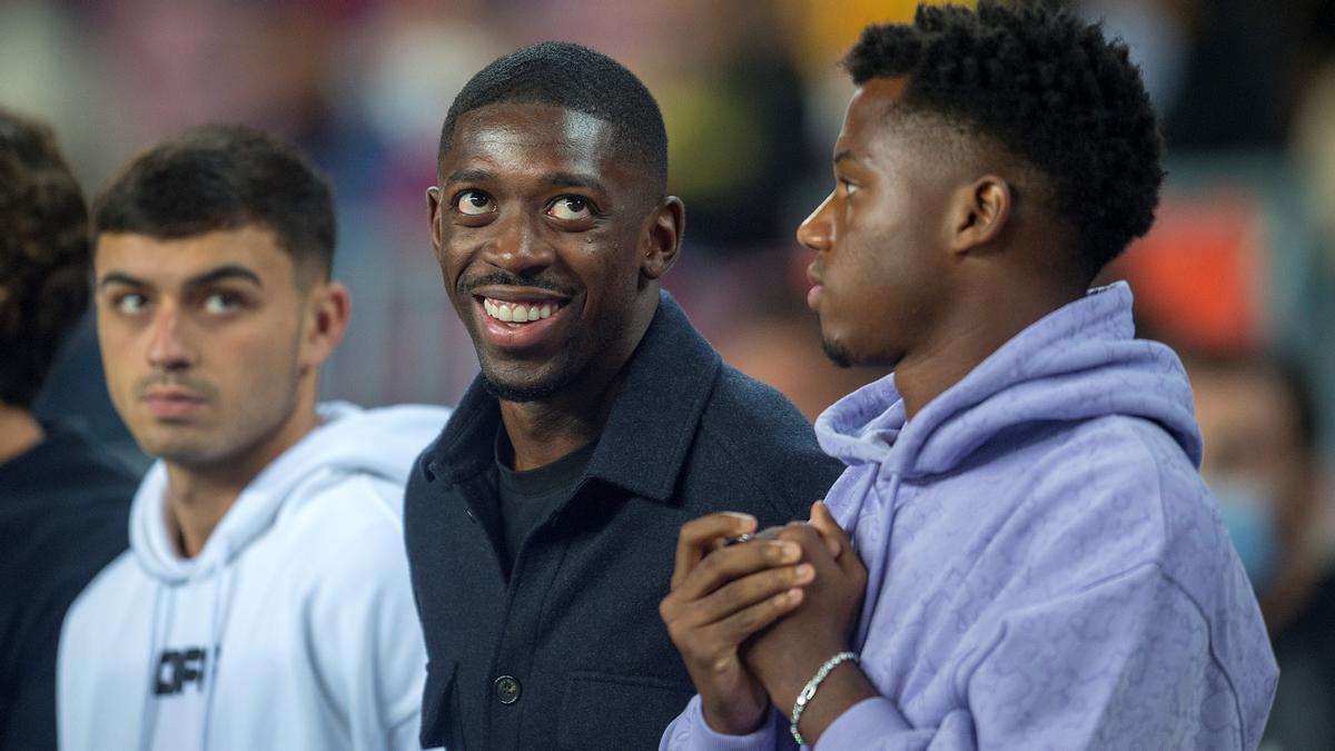 Dembele, entre Pedri y Ansu Fati, en la grada del Camp Nou antes del Barça-Granada.