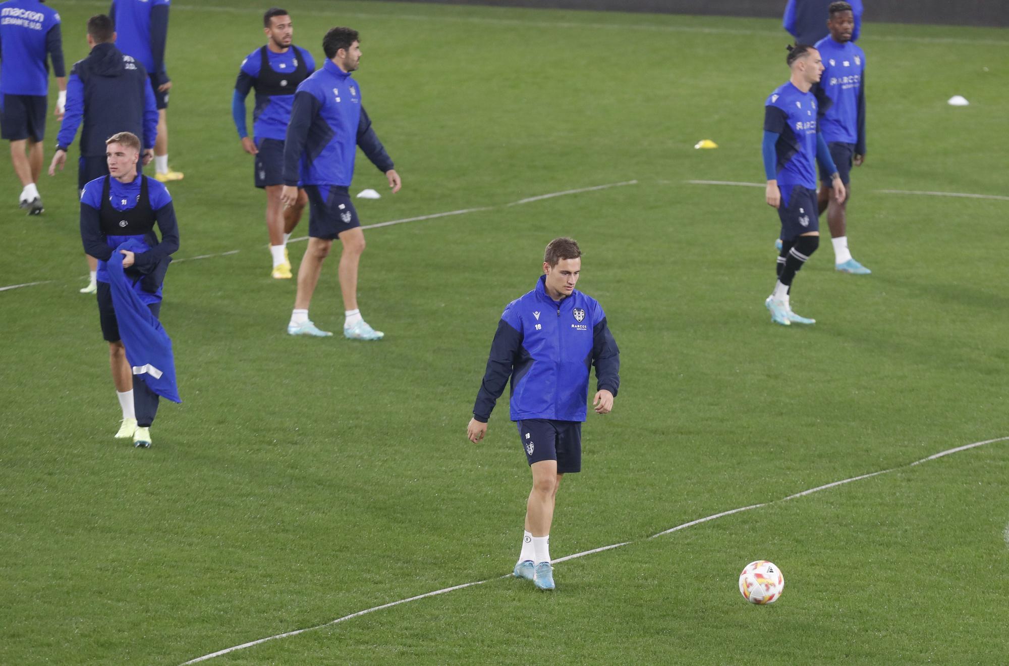 El Levante UD entrena en el Ciutat antes de viajar a Olot