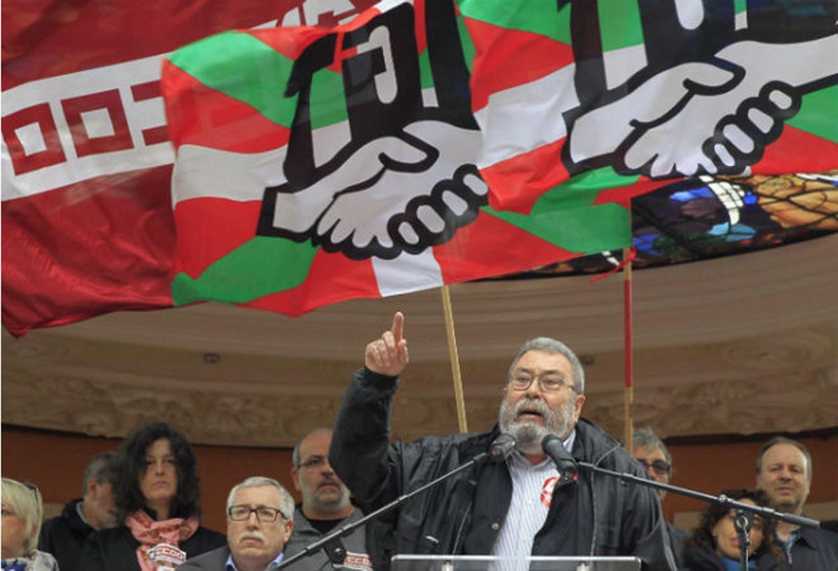 El secretari general d’UGT, Cándido Méndez, davant el seu homòleg de CCOO, Ignacio Fernández Toxo, durant la seva intervenció al finalitzar la manifestació central del Primer de Maig a Bilbao.