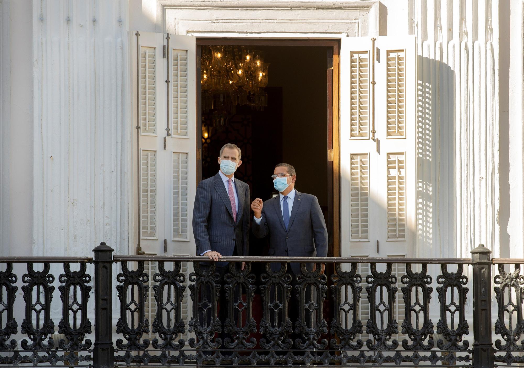 El rey de España, Felipe VI (i), es recibido por el gobernador de Puerto Rico, Pedro Pierluisi (d).