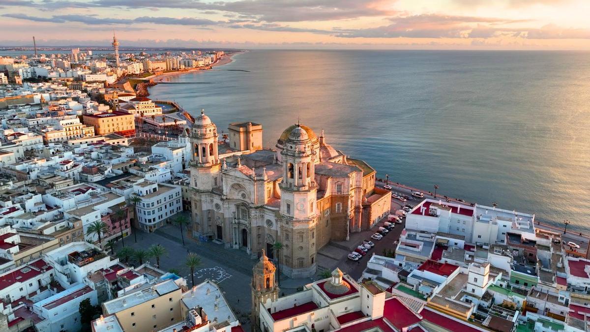 Vista aérea de la antigua catedral de Cádiz al atardecer en Andalucía, España
