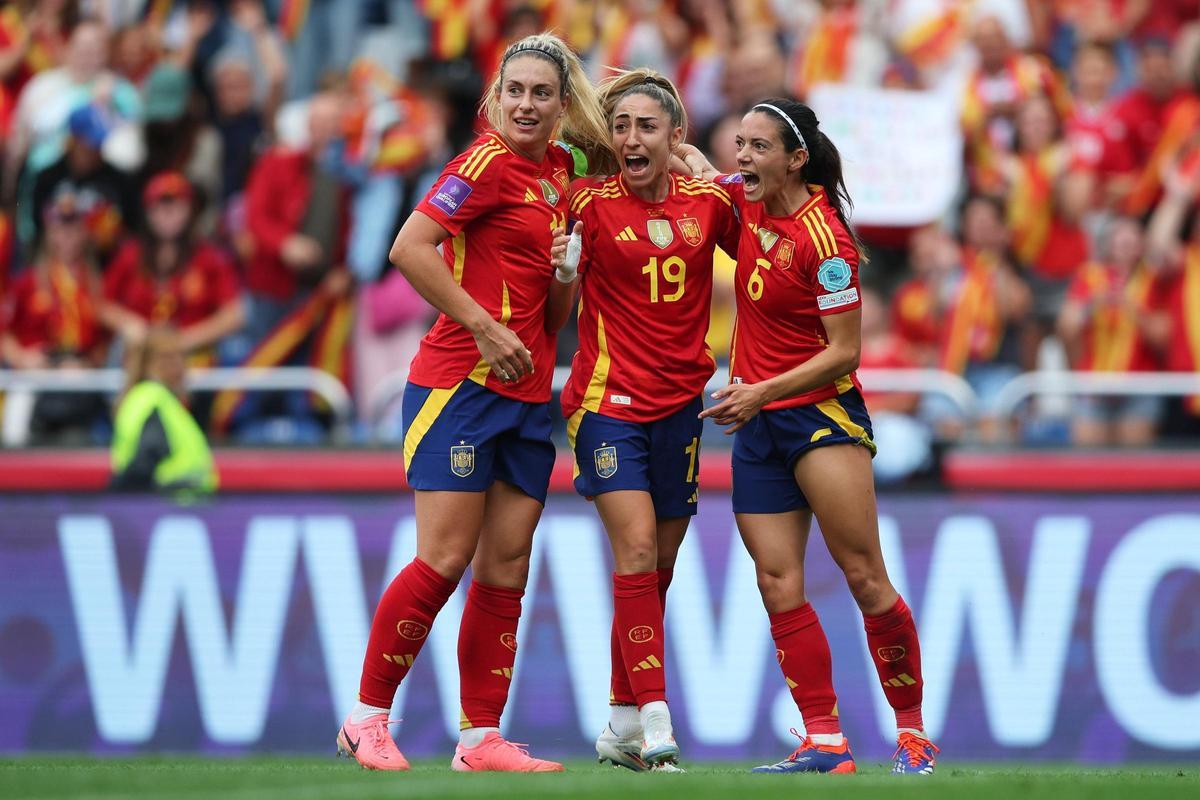 Alexia, Olga Carmona y Aitana Bonmatí celebran el gol ante Bélgica